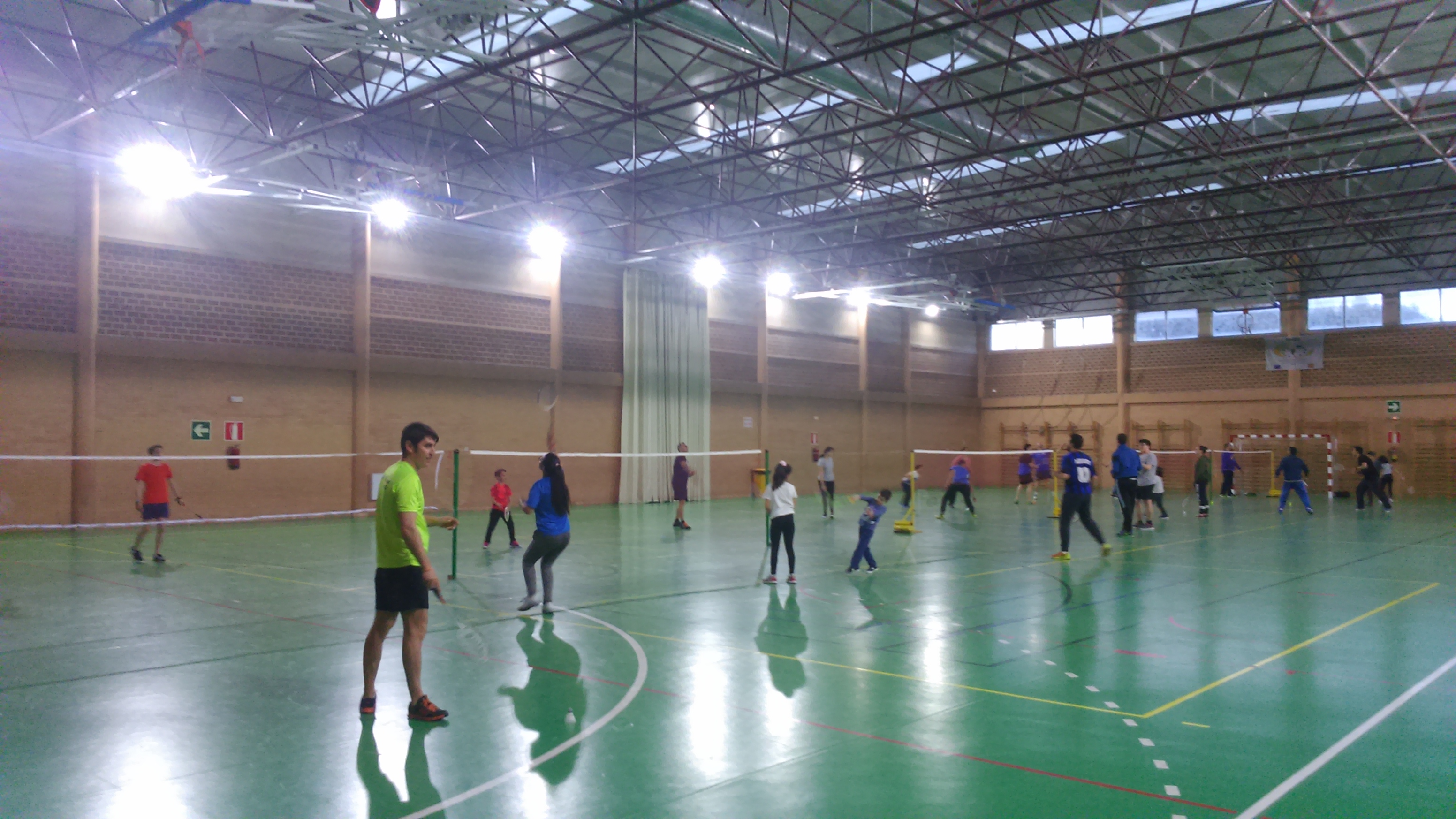 El bádminton local busca monitores