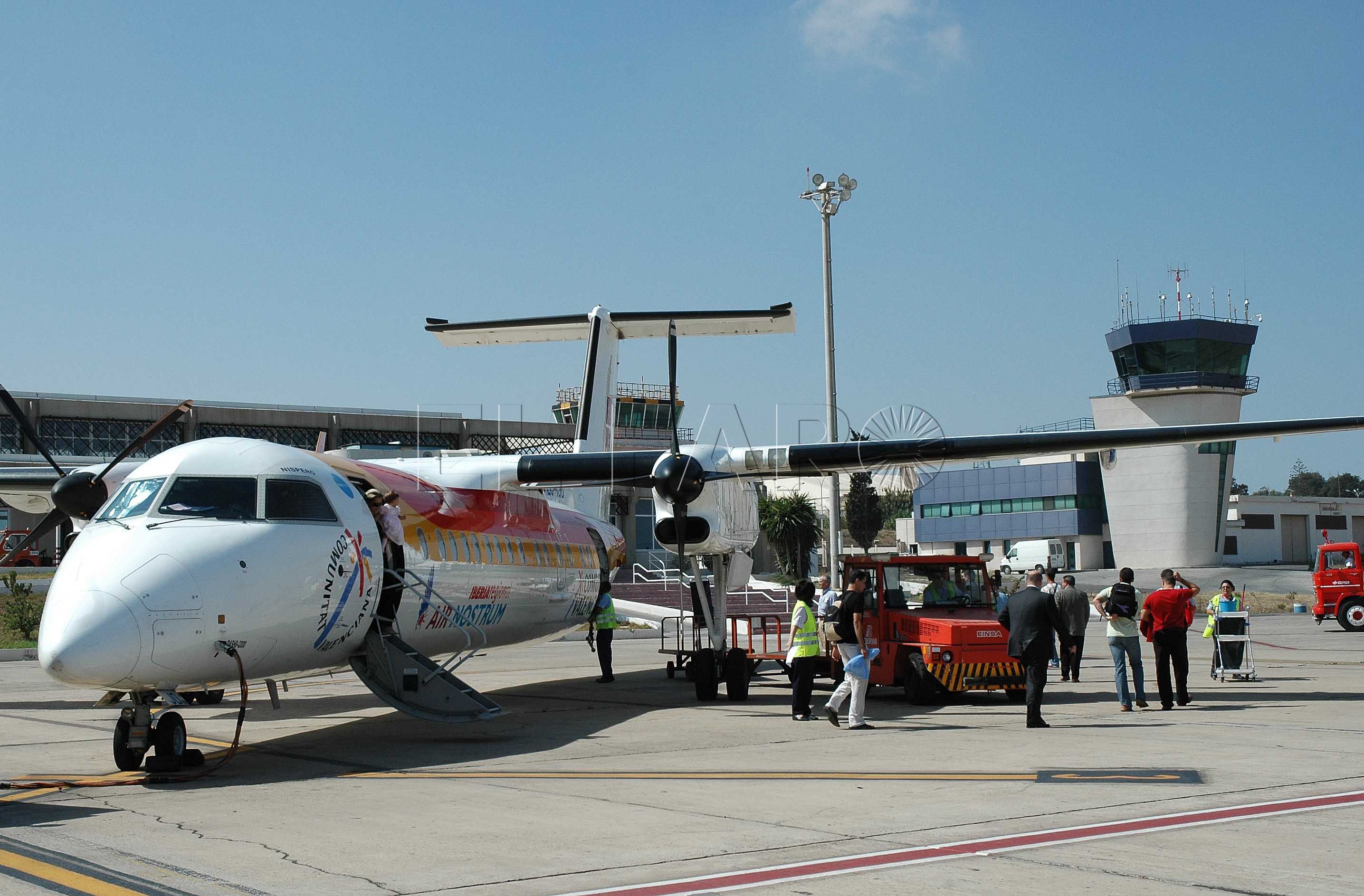 Air Nostrum admite que subcontrata a otras compañías para sus vuelos en Melilla