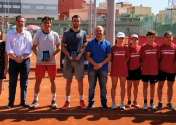 foto con los jugadores y recogepelotas Álvaro López, campeón del XIII Internacional de Tenis
