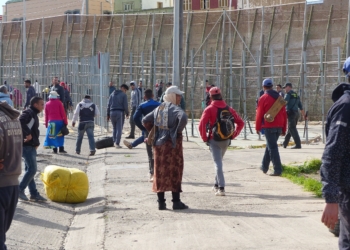 porteadoras barrio chino recortada El Senado insta a la regulación del comercio atípico en Melilla y Ceuta