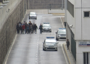 1 2 1 Ventura recomienda a los ciudadanos llamar a la Policía si se encuentran con irregulares en la calle