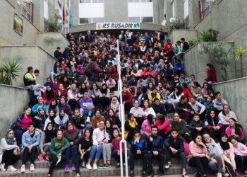 13 1 9 La comunidad educativa del Rusadir muestra su repulsa contra la agresión a una docente