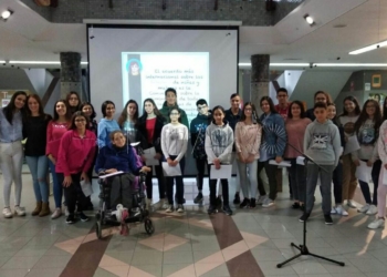 14 211118 Las alumnas del IES Miguel Fernández dan voz a millones de niñas y mujeres