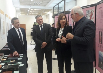 161 031118 El Club Marítimo muestra hasta mañana biblias de varios continentes
