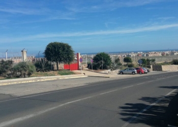 La Policía Local aconseja no dejar los coches aparcados cerca de la rotonda del aeropuerto