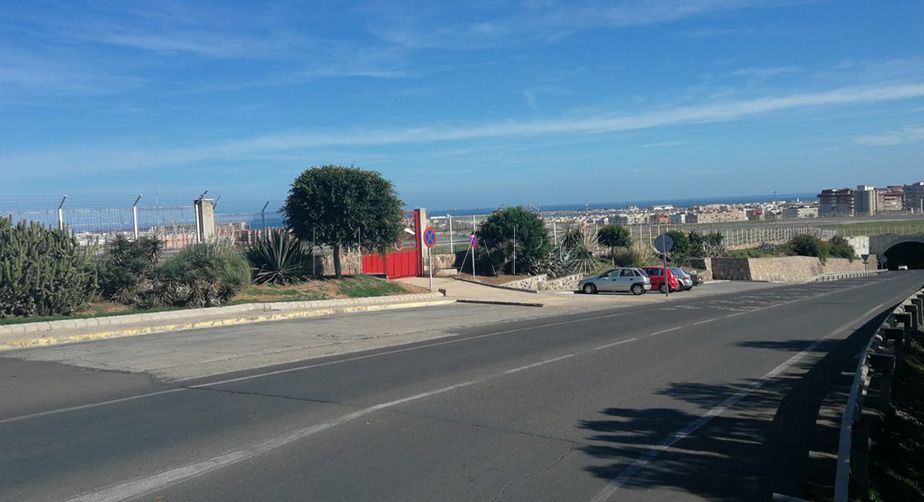 La Policía Local aconseja no dejar los coches aparcados cerca de la rotonda del aeropuerto