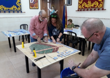 El artista Francisco Peinado imparte un curso de mosaicos en el barrio del Tesorillo
