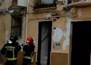 14 2 1 Bomberos actúan en un incendio en Melilla La Vieja durante más de siete horas