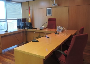 2 7 Tira una piedra sin motivo a un vehículo policial: deberá pagar 6 € al día durante 20 meses