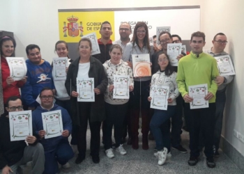 20 121218 Aspanies decora con adornos navideños la Delegación del Gobierno por primera vez