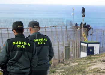 635321478884600924 Entran cinco inmigrantes saltando la valla por la zona cercana al polígono