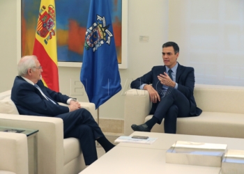 GRAF1633. MADRID, 04/12/2018.- El presidente del Gobierno Pedro Sánchez (d), durante la reunión que mantiene con el presidente de Melilla, Juan José Imbroda (i), esta tarde en el Palacio de la Moncloa, en el marco de su ronda de contactos con dirigentes autonómicos. EFE/ Zipi