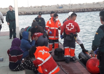 WhatsApp Image 2018 12 16 at 17.52.10 Trasladan a Melilla 50 mujeres y niños migrantes que llegaron a Chafarinas
