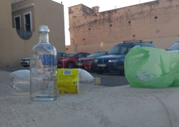 contra 111218 Melilla la Vieja amanece con grandes cantidades de basura