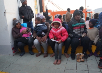 patera pequeña El penoso viaje de las mujeres migrantes