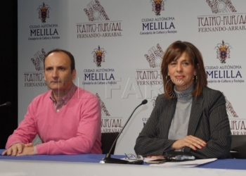Una imagen de la presentación de la obra con su director Alejandro Aguilar y la consejera de Cultura, Fadela Mohatar.