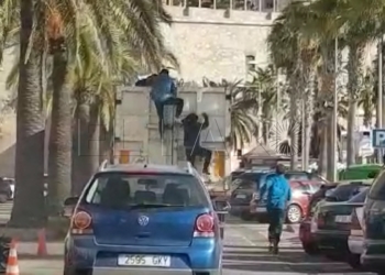9 1 3 Tres jóvenes se esconden en un camión para llegar al Puerto de Melilla