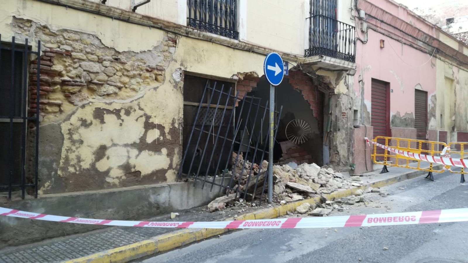 Desalojan un edificio tras estrellarse un coche y abrir un gran agujero en su parte trasera
