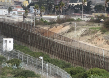 7 1 1 Tres inmigrantes saltan la valla pese al temporal y se suman a los 438 que entraron por tierra en enero
