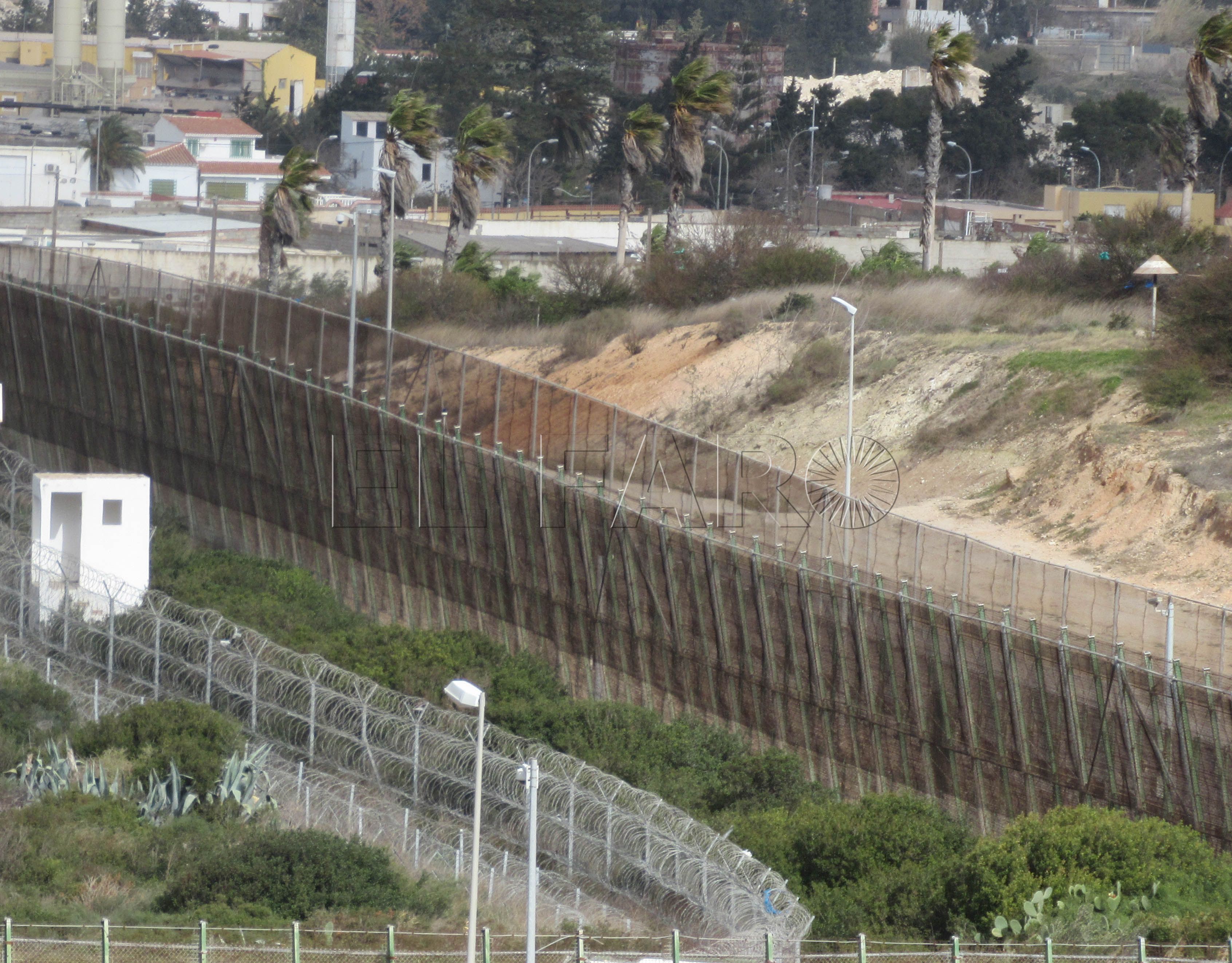 Tres inmigrantes saltan la valla pese al temporal y se suman a los 438 que entraron por tierra en enero
