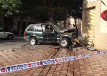 7 1 14 Estrella su vehículo en pleno centro de la ciudad y se da a la fuga