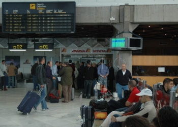 9 1 El fuerte viento provocó la cancelación de cuatro vuelos y tres desvíos en Melilla