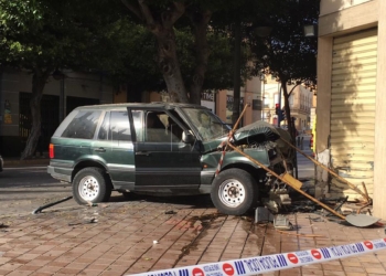9 260219 El conductor que estrelló su coche contra un comercio se presenta en comisaría