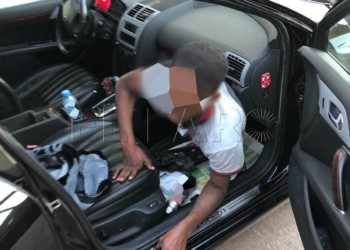 Extracción víctima La Guardia Civil rescata a un migrante oculto en un doble fondo en un vehículo