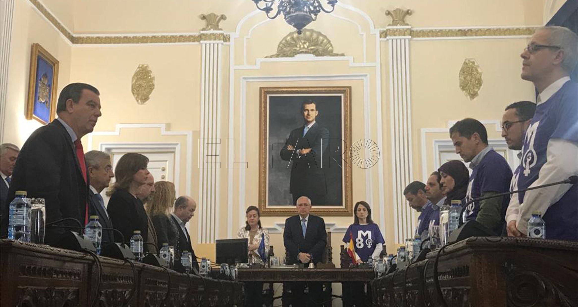 La polémica por la fecha elegida empaña el Pleno de apoyo a la mujer