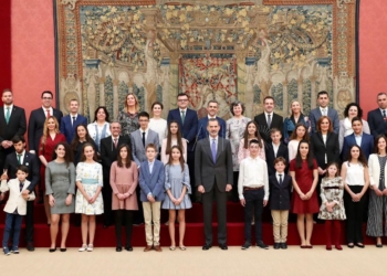 161 120319 Kemmel Hamu presenta a Felipe VI su trabajo ‘¿Qué es un rey para ti?’