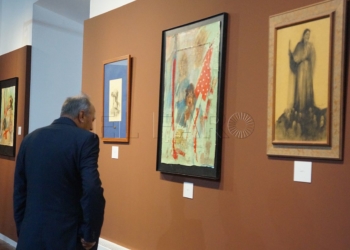 191 210319 La comunidad gitana visita la exposición del pintor Zaafra en el Hospital del Rey