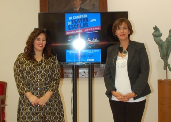 Alejandra Nogales junto a la consejera de Cultura, Fadela Mohatar.
