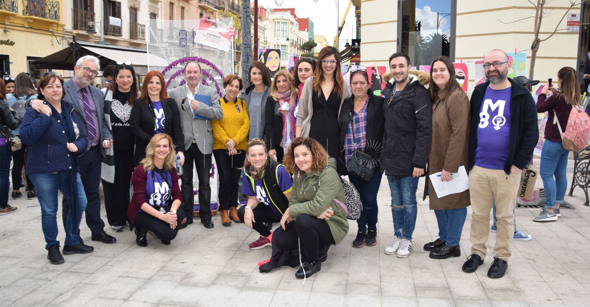 Melilla se tiñe de morado