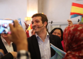 9 1 Pablo Casado, a driblar el viento para aterrizar hoy en Melilla y ‘abrazar’ a sus candidatos