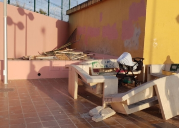 Bancos rotos paredes con pintadas y suciedad acumulada en las infraestructuras Podemos Melilla cree necesario emprender proyectos en los barrios