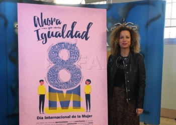 La viceconsejera Isabel Moreno, junto al cartel del 8M.