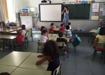 Maestra en clase.