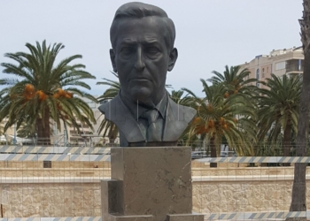 1 1 1 La plaza Adolfo Suárez cuenta con un busto del político en forma de homenaje