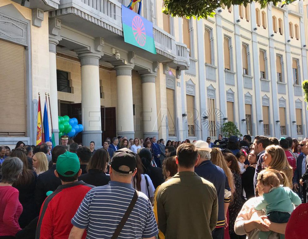El acto institucional tuvo lugar en la puerta del Palacio de la Asamblea.