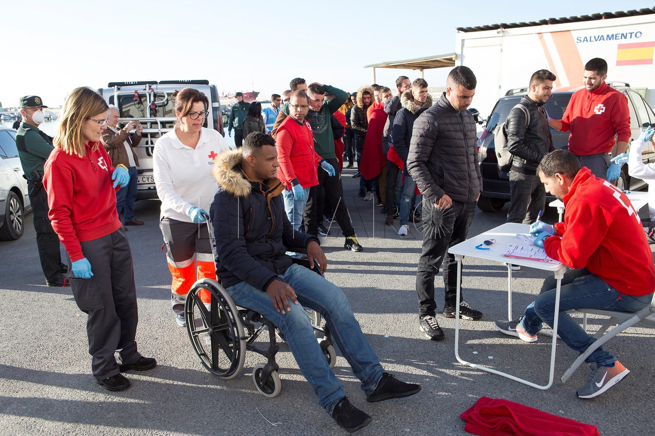 Rescatan a 40 inmigrantes de un yate que podría haber sido robado en Melilla