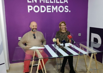 José Ouviña y Gema Aguilar en la rueda de prensa de Unidas Podemos Melilla Unidas Podemos modificará la factura de la luz para que sea “más barata y más justa”
