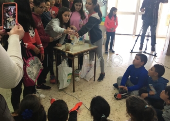 Alumnas de 6 de primaria muestran las distintas densidades del agua, el aceite y la miel.