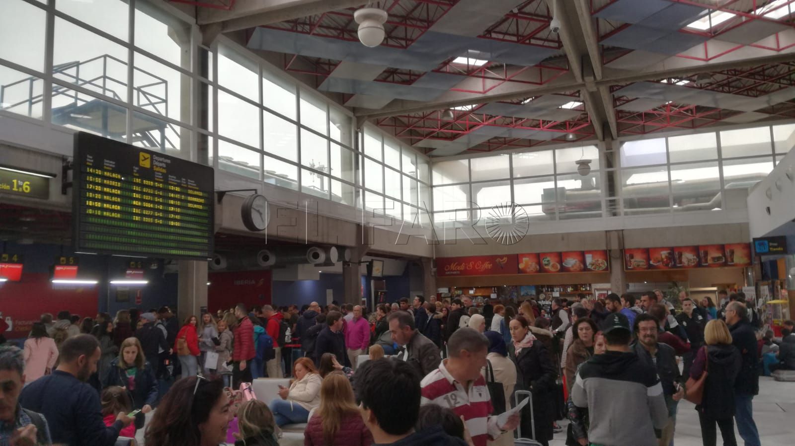 El mal tiempo provoca retrasos de varias horas en el Aeropuerto de Melilla