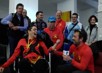 Agustín de Sousa junto a sus padres y sus compañeros del Club de Montaña ‘Anyera’ de Ceuta.
