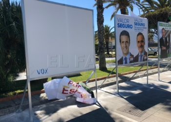 cartel arrancado1 Arrancan cartel de Vox en la Plaza de España
