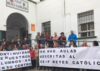 colegio reyes catolicos protesta calle Maestros del colegio Reyes Católicos protestan contra la adjudicación de más aulas al centro