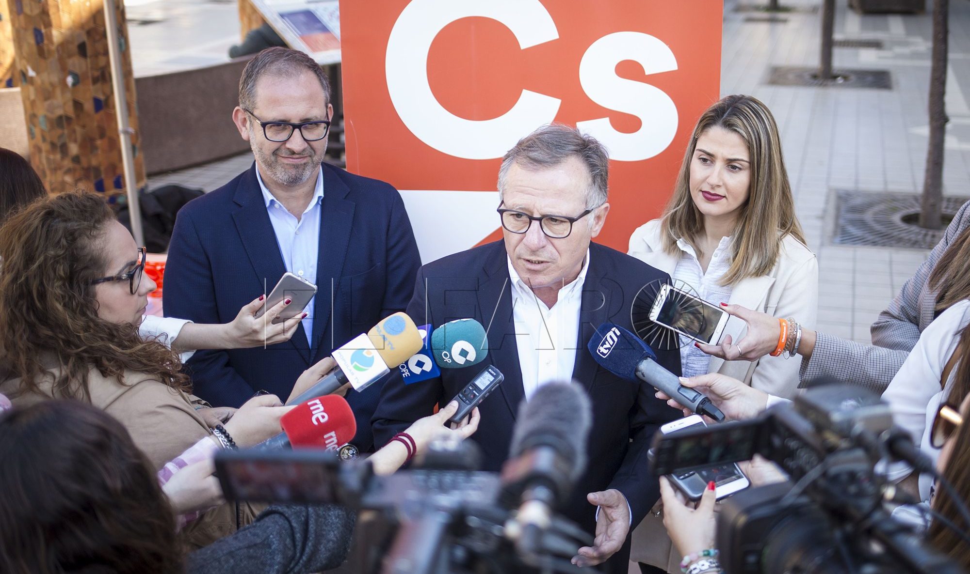 Eduardo de Castro atendió este martes a los periodistas en la plaza de Menéndez Pelayo.