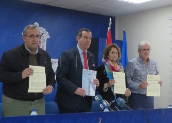El consejero Antonio Miranda junto a los responsables de los centros concertados.