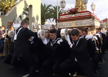 el cautivo de cuclillas por el puente de los alemanes Semana Santa 2019 | El Cautivo "de cuclillas" por el Puente de los Alemanes