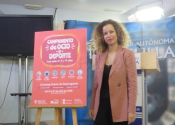 La viceconsejera de Mujer y Juventud, Isabel Moreno, posa junto al cartel de los campamentos de ocio y deporte de Semana Santa.